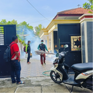 Puskesmas Galis Dan Perangkat Desa Artodung Melakukan Fogging Untuk Memberantas DBD